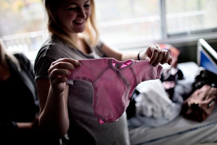 De har været hjemme og hente tøj til Fie. Også selv om hun nok ikke kommer til at få tøjet på lige foreløbig. 