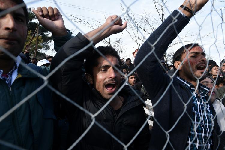 TUMULT. Pakistanere protesterer på grænsen mellem Grækenland og Makedonien over, at de ikke kan få lov at fortsætte deres rejse mod nord. 
