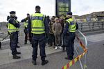 Flygtningestrøm. Svensk politi har så travlt med at håndhæve Sveriges grænsekontrol, at der ikke er tid til at lede efter de over 14.000 flygtninge, som i myndighedernes registre står angivet som 'forsvundet'. 