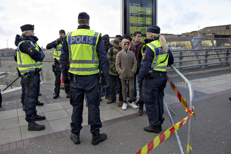 Flygtningestrøm. Svensk politi har så travlt med at håndhæve Sveriges grænsekontrol, at der ikke er tid til at lede efter de over 14.000 flygtninge, som i myndighedernes registre står angivet som 'forsvundet'. 