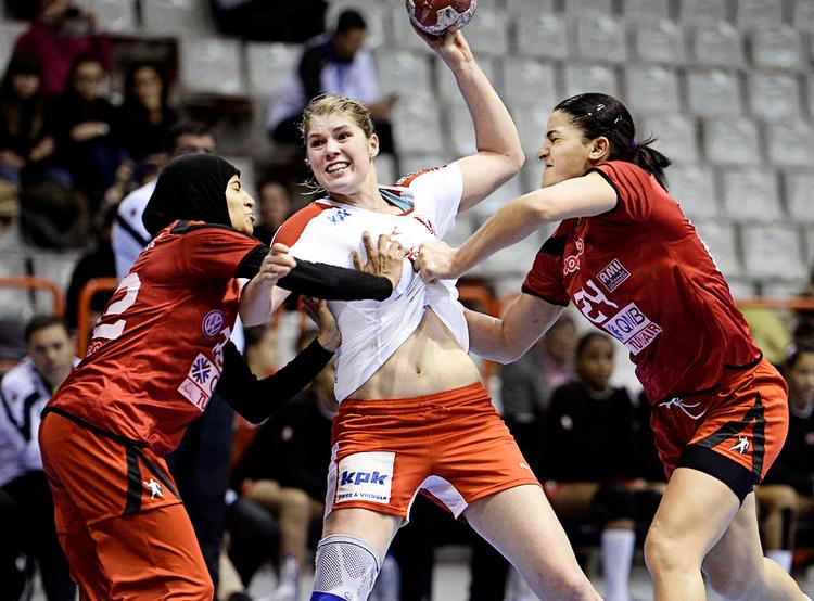 NÆRKAMP. Danmarks anfører LineJørgensen forsøger et gennembrudmod Tunesien. Bukarest-spillerenblev sparet i store dele af kampen. 