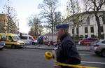 Selv om beredskabsniveauet er sænket i Bruxelles og flere mistænkte i går blev anholdt er byen stadig på vagt. I går blev en moske i byen afspærret, da politiet fandt en mistænkelig pakke. 