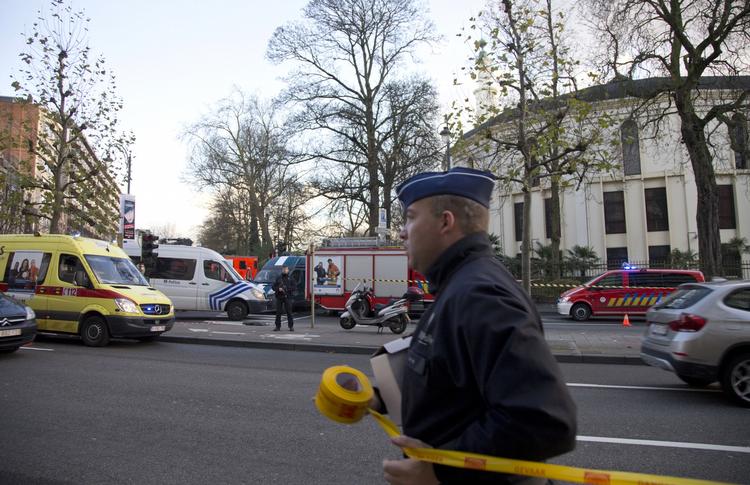 Selv om beredskabsniveauet er sænket i Bruxelles og flere mistænkte i går blev anholdt er byen stadig på vagt. I går blev en moske i byen afspærret, da politiet fandt en mistænkelig pakke. 