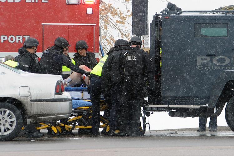 Skudoffer. En af de sårede bliver båret om bord i en ambulance. 