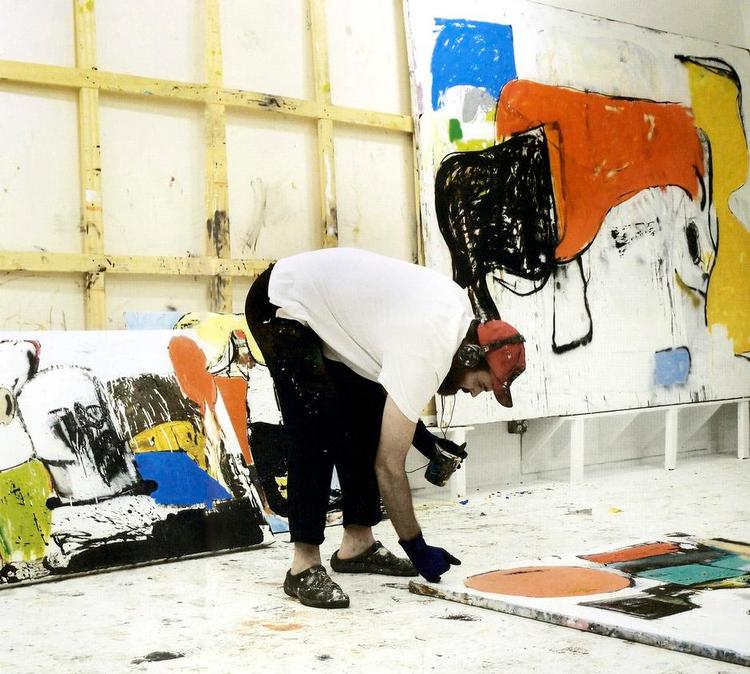 Aterlieret. Eddie Martinez introducerer Jens-Peter Brask til mange yngre kunstnere. Her ses den amerikanske maler bøjet over et af sine værker. Foto fra bogen 