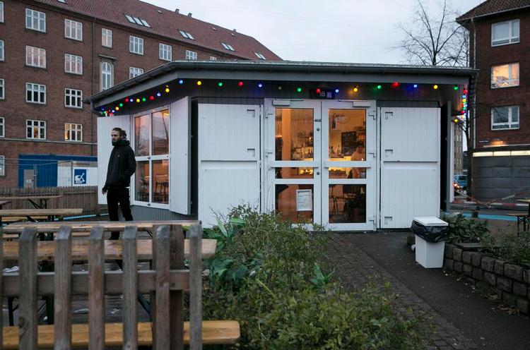 sydhavnssmart. Café Wolfie på Mozarts Plads serverer både en sydhavns tallerken uden fancy dikkedarer (tv.) og en hipstertallerken med nymodens luksusting som avokado og croissant. Foto: Miriam Dalsgaard 