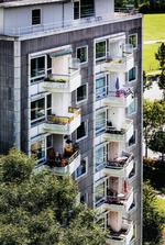 Detaljer. Selv om de umiddelbart fremtræder ens, er der mange små forskelle mellem Bellahøjs huse. De skråtstillede altaner findes kun i dem, arkitekten Sven Eske Kristensen tegnede. 