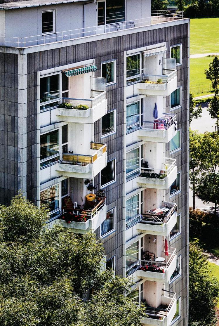 Detaljer. Selv om de umiddelbart fremtræder ens, er der mange små forskelle mellem Bellahøjs huse. De skråtstillede altaner findes kun i dem, arkitekten Sven Eske Kristensen tegnede. 