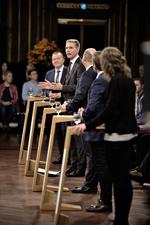 Partilederdebat. I valgkampens første partilederdebat, som udspillede sig i formiddag på TV 2, demonstrerede statsminister Lars Løkke Rasmussen (V) og DF's formand Kristian Thulesen Dahl, hvor hårdt man kan gå til hinanden, hvis man pakker knivene pænt ind. 