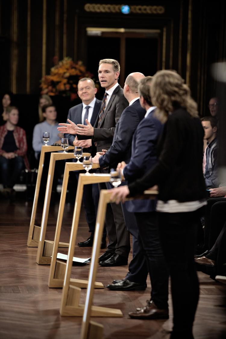 Partilederdebat. I valgkampens første partilederdebat, som udspillede sig i formiddag på TV 2, demonstrerede statsminister Lars Løkke Rasmussen (V) og DF's formand Kristian Thulesen Dahl, hvor hårdt man kan gå til hinanden, hvis man pakker knivene pænt ind. 