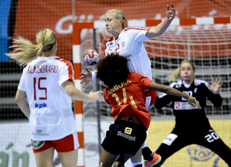 nervøst. Rikke Skov stopper Angolas Natalia Bernardo i kampen, som Danmark vandt klart, selv om holdet spillede nervøst og havde problemer med de fysisk stærke modstandere. 