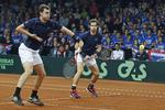 Famileforretning. Andy (th) og brormand kan blive de første briter til at løfte Davis Cup-trofæet i 79 år. 