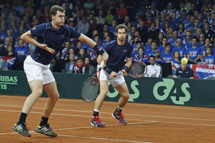 Famileforretning. Andy (th) og brormand kan blive de første briter til at løfte Davis Cup-trofæet i 79 år. 