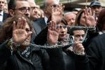 Protest. Journalister iført kæder protesterer mod fængslingen af  chefredaktøren for avisen Cumhuriyet, Can Dündar, og hans leder af Ankara-redaktionen, Erdem Gül. 