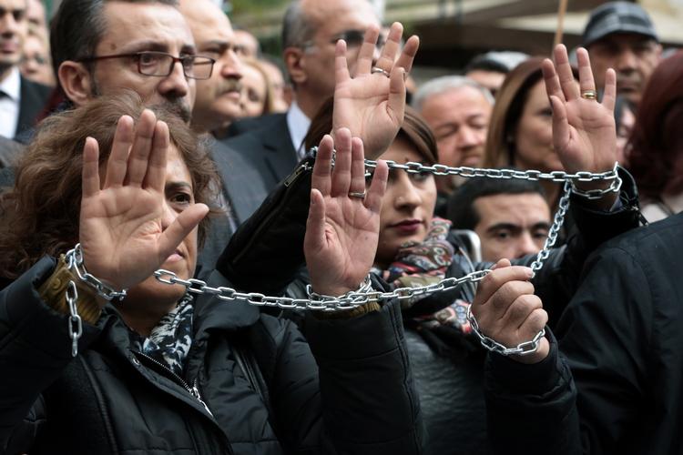 Protest. Journalister iført kæder protesterer mod fængslingen af  chefredaktøren for avisen Cumhuriyet, Can Dündar, og hans leder af Ankara-redaktionen, Erdem Gül. 