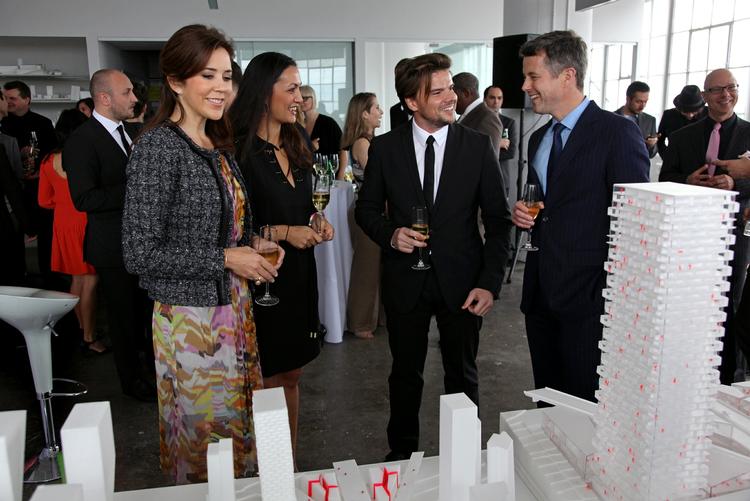 Populær. Dansk arkitektur har været hot i flere år. Her viser stjernearkitekten Bjarke Ingels rundt på sit New York-kontor tilbage i 2011. Gæsterne er ingen ringere end kronprinseparret. 