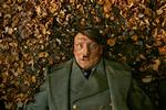 Genkomst. 'Er ist wieder da' genopliver Der Führer. I filmens åbningsscene slår Hitler (spillet af Oliver Masucci) øjnene op i nogle nedfaldne blade ved den bunker, hvor den virkelige Hitler afgik ved døden for 70 år siden. Herfra vandrer han ud i Tyskland anno 2015. 
