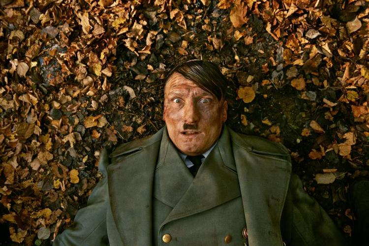 Genkomst. 'Er ist wieder da' genopliver Der Führer. I filmens åbningsscene slår Hitler (spillet af Oliver Masucci) øjnene op i nogle nedfaldne blade ved den bunker, hvor den virkelige Hitler afgik ved døden for 70 år siden. Herfra vandrer han ud i Tyskland anno 2015. 