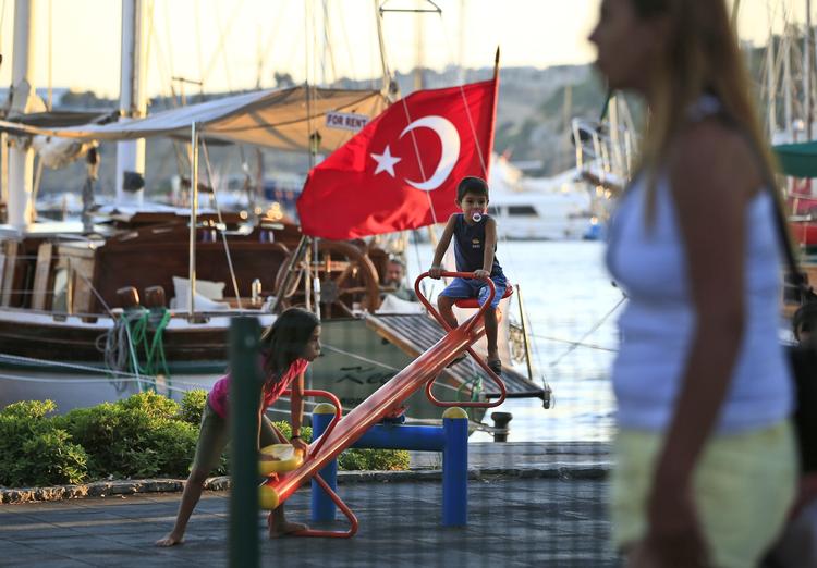 Tyrkiet. Syriske flygtningebørn i den tyrkiske havneby Bodrum. Herfra venter de med deres familier, på at kunne sejle til den græske ø Kos. 