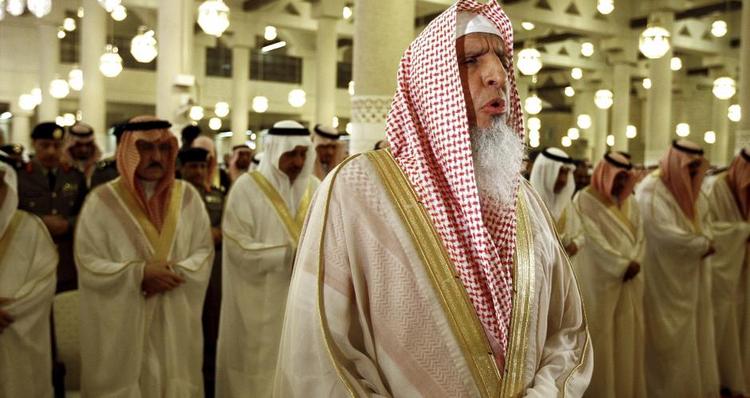 Stormufti. Daesh har en mor: invasionen af Irak. Men den har også en far: Saudi-Arabien og landets religiøst-industrielle kompleks, skriver Kamel Daoud. På fotoet ses stormufti af Saudi-Arabien sheik Abdul-Aziz Al-Sheik 