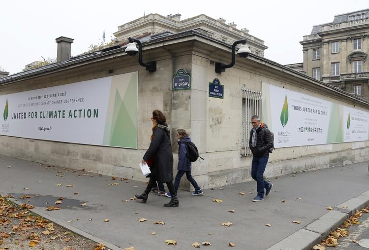 Paris. Imorgen begynder COP21 i Paris, hvor det vil løbe frem til den 11. december. Her ses plakater for topmødet, uden for Frankrigs udenrigsministerium. 