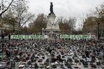 I Paris, hvor der efter terrorangrebet 13. november er nedlagt forbud mod at forsamle sig, har aktivister i stedet for sig selv sat sko på den store Place de la République. De flere tusinde sko er opstillet som symbol, fordi den store klimamarch i Paris er blevet aflyst af de franske myndigheder, der frygter for sikkerheden til så stor en begivenhed. 