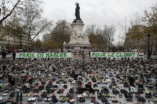 I Paris, hvor der efter terrorangrebet 13. november er nedlagt forbud mod at forsamle sig, har aktivister i stedet for sig selv sat sko på den store Place de la République. De flere tusinde sko er opstillet som symbol, fordi den store klimamarch i Paris er blevet aflyst af de franske myndigheder, der frygter for sikkerheden til så stor en begivenhed. 
