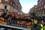 Flere steder i Danmark, som her i København, går demonstranter på gaden i en klimamarch. Efter planen starter demonstranterne på den Røde Plads på Nørrebro for at ende foran Christiansborg Slotsplads til taler og musik. 