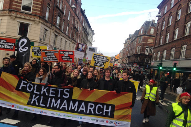 Flere steder i Danmark, som her i København, går demonstranter på gaden i en klimamarch. Efter planen starter demonstranterne på den Røde Plads på Nørrebro for at ende foran Christiansborg Slotsplads til taler og musik. 