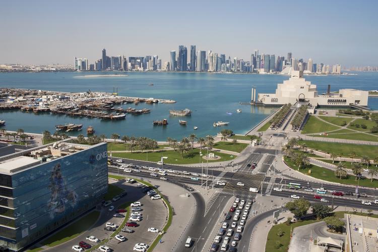 Qatar. Det lille emirat i den Persiske Bugt er verdens rigeste land målt på BNP per indbygger, blandt andet på grund af de store olie- og gasreserver i undergrunden. Her ses hovedstaden Doha, der ligger på kysten er derfor er disponeret for effektern af vandstigninger som følge af klimaforandringerne. 