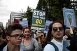 I Grækenland siger demonstranterne i Athen »ud med fossile brændstoffer, ind med vedvarende energi«. 
