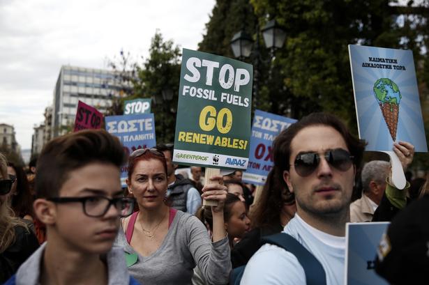 I Grækenland siger demonstranterne i Athen »ud med fossile brændstoffer, ind med vedvarende energi«. 