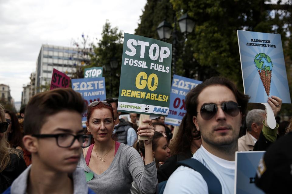 I Grækenland siger demonstranterne i Athen »ud med fossile brændstoffer, ind med vedvarende energi«. 