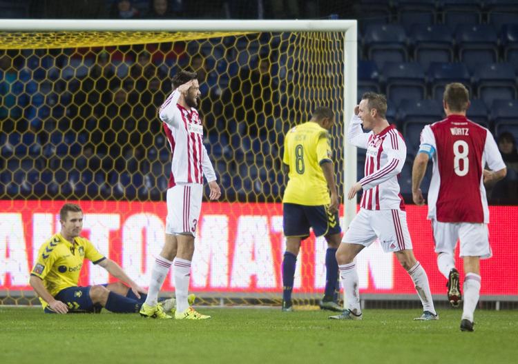 0-2. Målscorerne Lukas Spalvis og Thomas Enevoldsen hilser på hinanden efter begge havde scoret på Brøndby Stadion. 