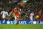 1-0. Efter 62 minutter sparkede James Milner med dette straffespark Liverpool foran mod Swansea. 