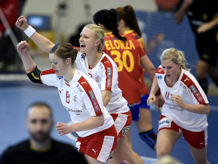 TÆT. Med en scoring til 25-24 var Rikke Skov tæt på at blive matchvinder mod Spanien, men det endte 25-25. 