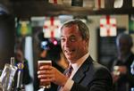 karismatisk. Partileder Nigel Farage fra UK Independence Party er en af de mest markante EU-modstandere i Storbritannien. Han går meget op i at fremtræde helt på linje med den menige vælger - som her, hvor han nyeder en øl på en pub i South Benfleet forud for valget til Europaparlamentet i 2014. 