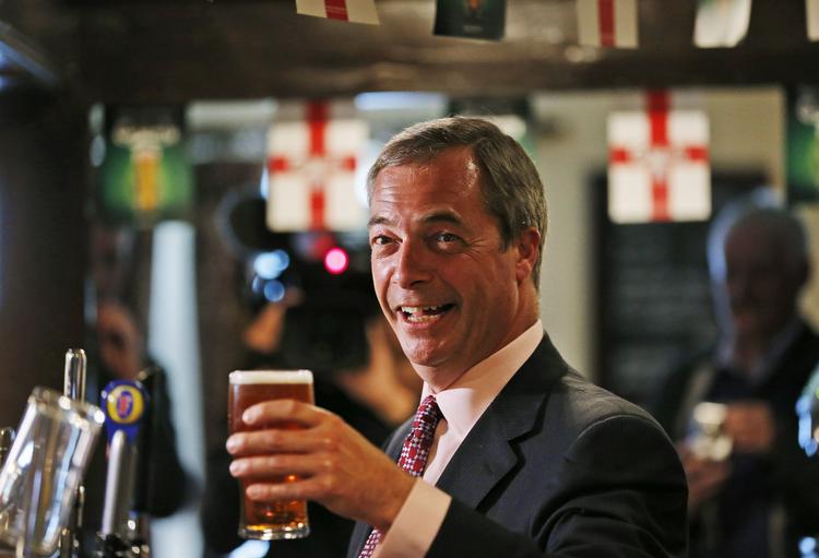 karismatisk. Partileder Nigel Farage fra UK Independence Party er en af de mest markante EU-modstandere i Storbritannien. Han går meget op i at fremtræde helt på linje med den menige vælger - som her, hvor han nyeder en øl på en pub i South Benfleet forud for valget til Europaparlamentet i 2014. 