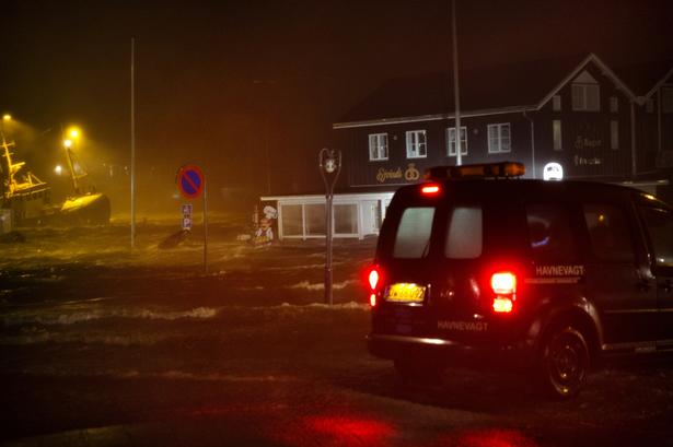 Stormen Gorm ramte Vestkysten søndag aften og oversvømmede havnen i Hvide Sande. 