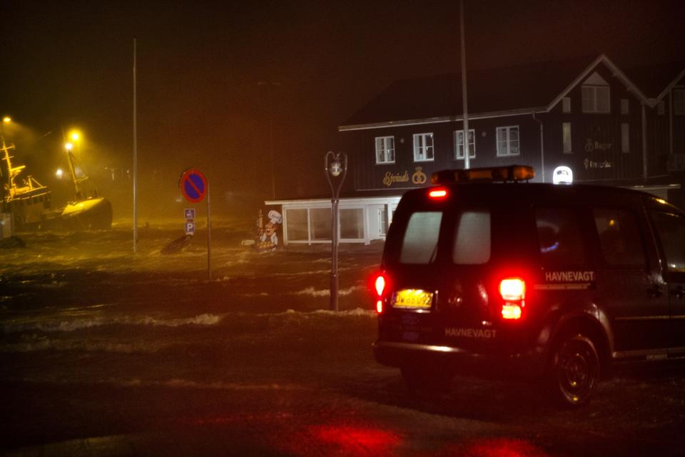 Stormen Gorm ramte Vestkysten søndag aften og oversvømmede havnen i Hvide Sande. 