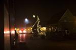 Juletræet på torvet i HVide Sande er tæt på at vælte. 