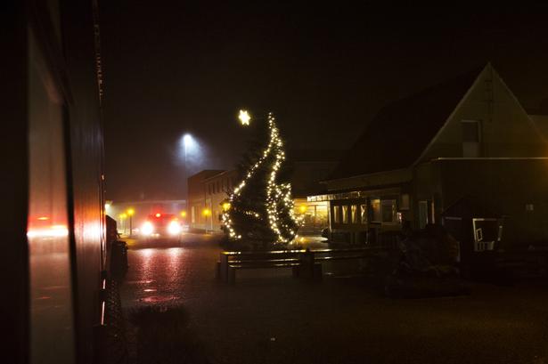 Juletræet på torvet i HVide Sande er tæt på at vælte. 
