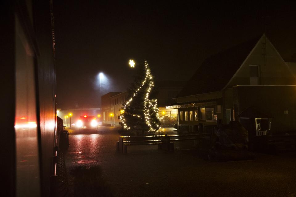 Juletræet på torvet i HVide Sande er tæt på at vælte. 