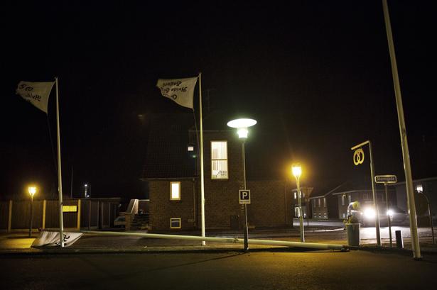 På Stormgade i Hvide Sande er en af bagerens flagstænger væltet. 
