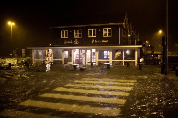 Bageriet på Hvide Sande Havn blev traditionen tro omringet af vandmasserne. 