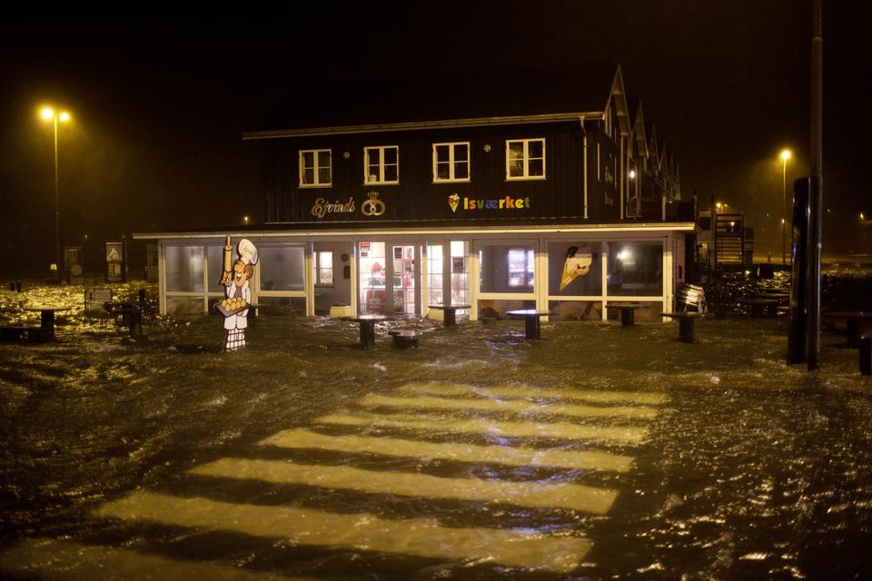 Bageriet på Hvide Sande Havn blev traditionen tro omringet af vandmasserne. 