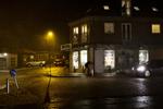 En mand klynger sig til en tagrende for at stå oprejst 
