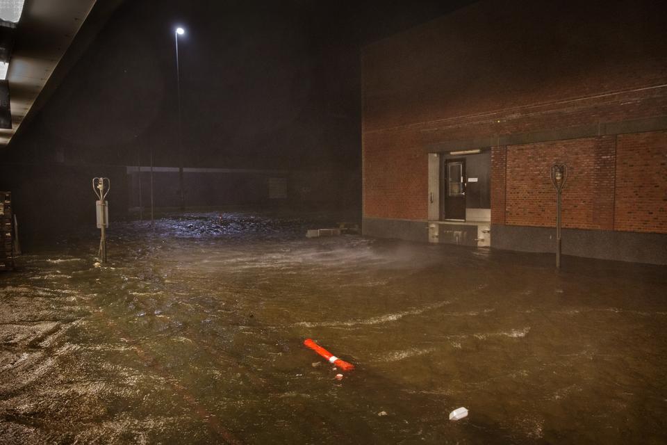 Stormen Gorm rammer Danmark. Her overvsømmelser i Hvide Sande. 