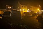 Et legehus fløj ind i biler på havnen i Hvide Sande. 