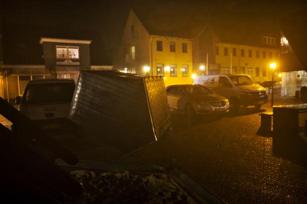 Et legehus fløj ind i biler på havnen i Hvide Sande. 